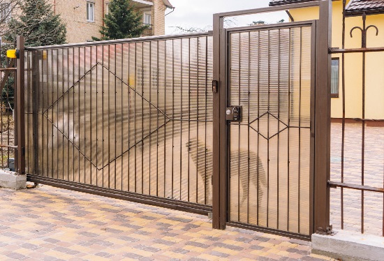 Купить ворота из профлиста с элементами ковки, с металлическими столбами в рамке или под дерево в Артеме от 155355 руб
